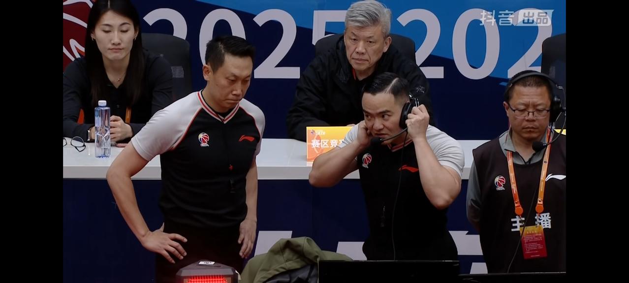 请大家看清楚就是这个油头粉面，留着小分头的主裁判孙健，把CBA常规赛山东高速主场