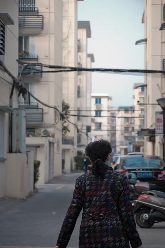 上海一男子为求爱，对女邻居跟踪蹲守长达四年，嘴里总念叨“我就想见见你”，把女子纠