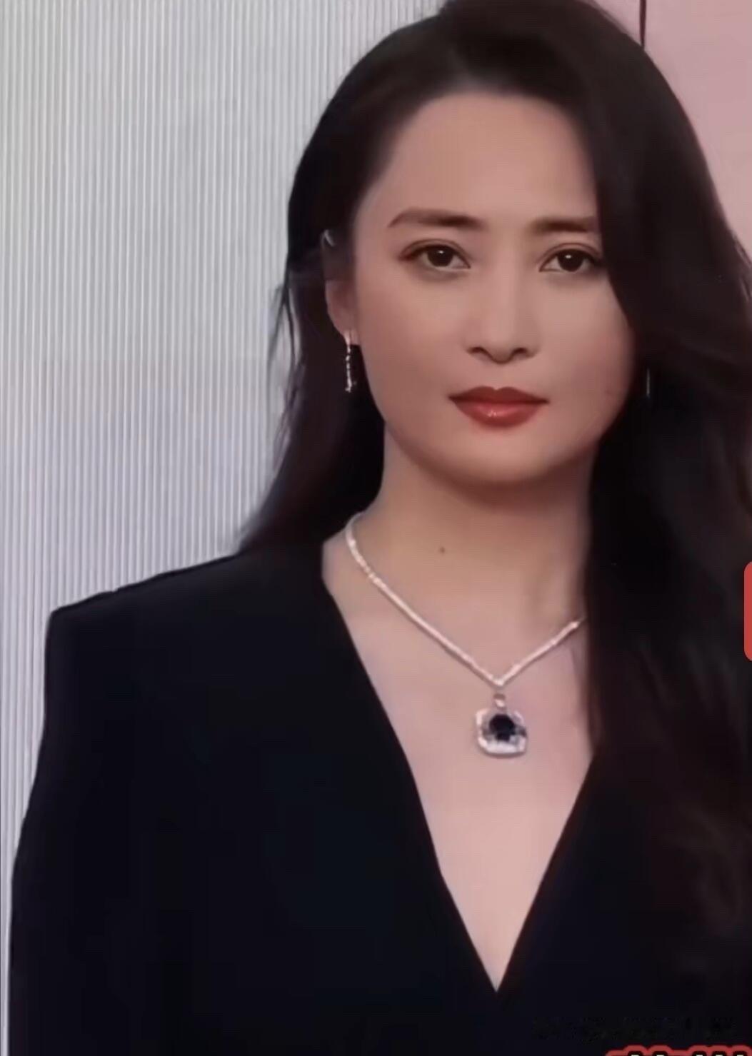 蒋勤勤给人的第一感觉是颜值高，属于皮相美，但吴越颜值一般，是骨相美，现在年龄大了