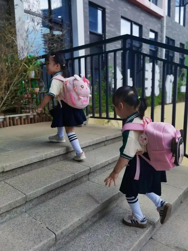 孩子上幼儿园后，变化真的太明显，老母亲瞬间破防了
 
还记得送娃入园第一天，我站