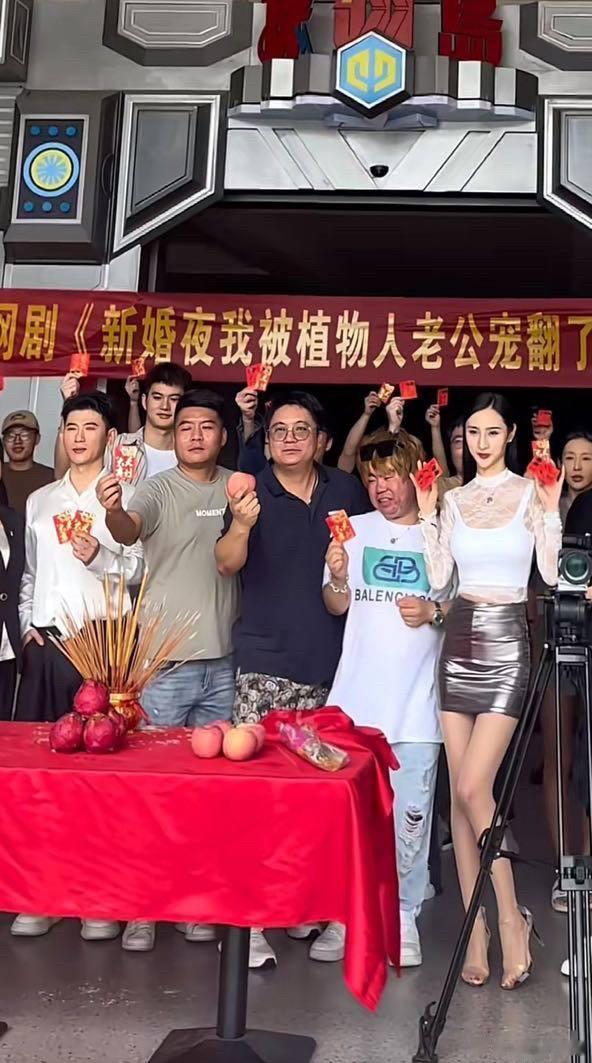 《新婚夜我被植物人老公宠翻了》[费解][费解][费解]导演、编剧、制片人，你们三