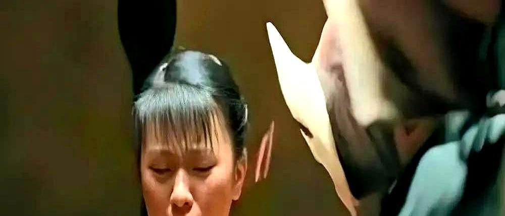 姜文让刘嘉玲拿张“一筒”挡胸，观众嚷了十五年“删没删”，其实压根没拍过露的。美术