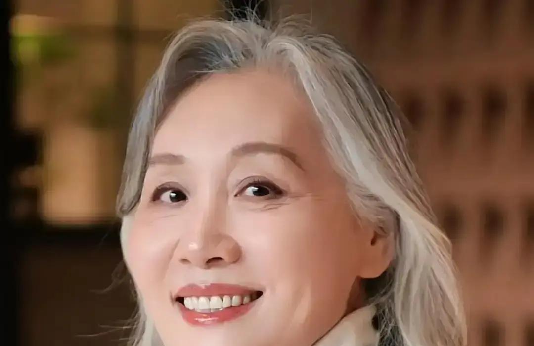 人生最狠的一刀，往往是至亲递的。
她抱着十个月的儿子站在ATM前，前夫的银行卡刚