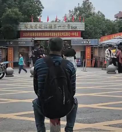 六旬父亲翻山送鸡蛋接考生，境遇艰难为何拒收众人捐款？
 天不亮便走了三小时山路，