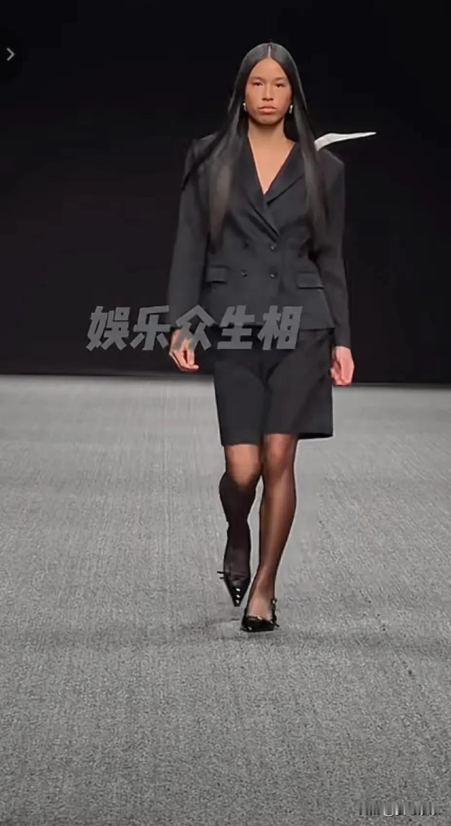 张庭女儿上海时装周走秀，这么黑？好像因纽特人
这是正正得负？她爸爸年轻时也很帅，