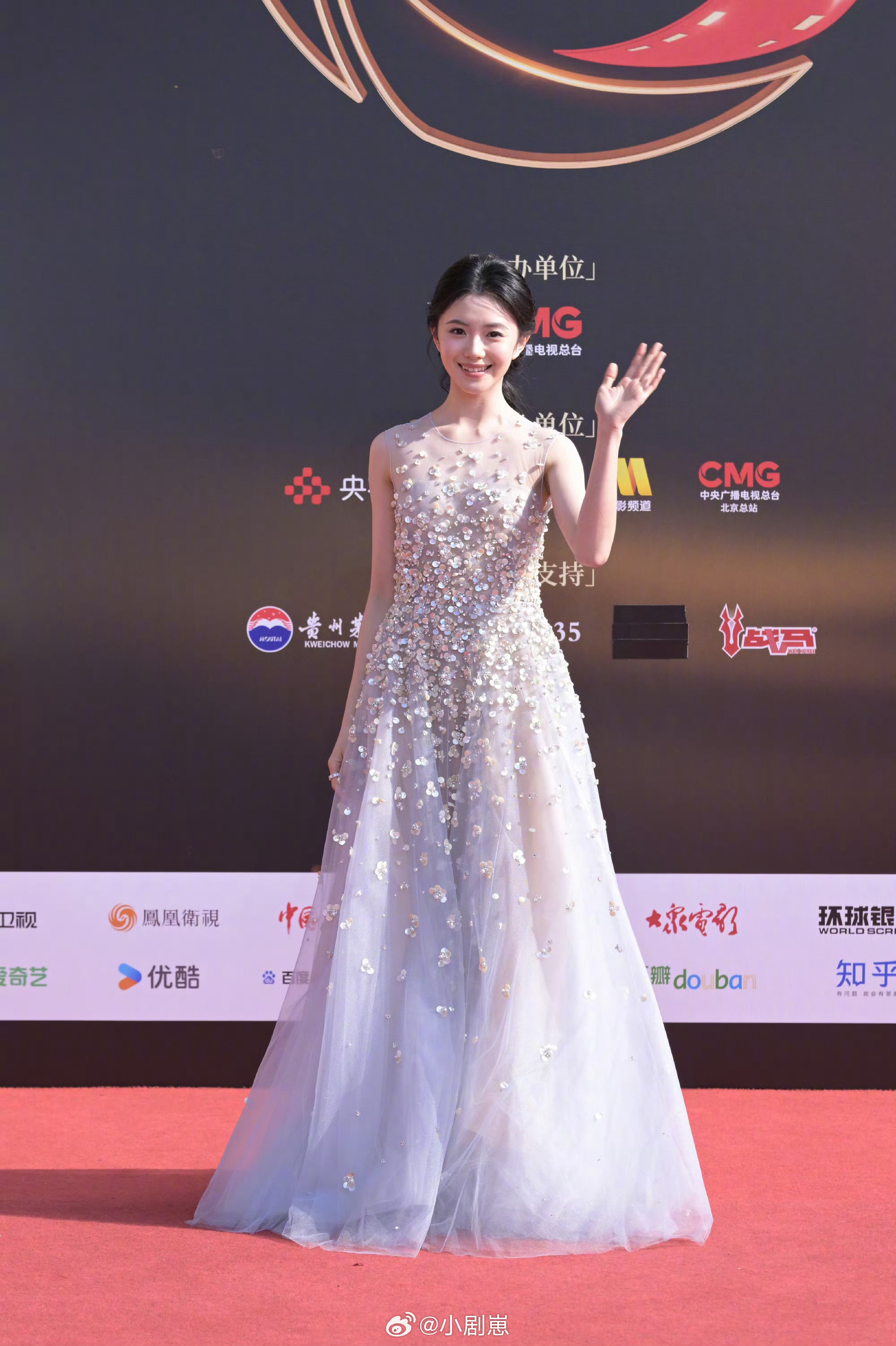 谁懂刘浩存这个编发和头饰刘浩存穿浅色碎珠长裙也太好看了，编发头饰真的特别温柔明媚