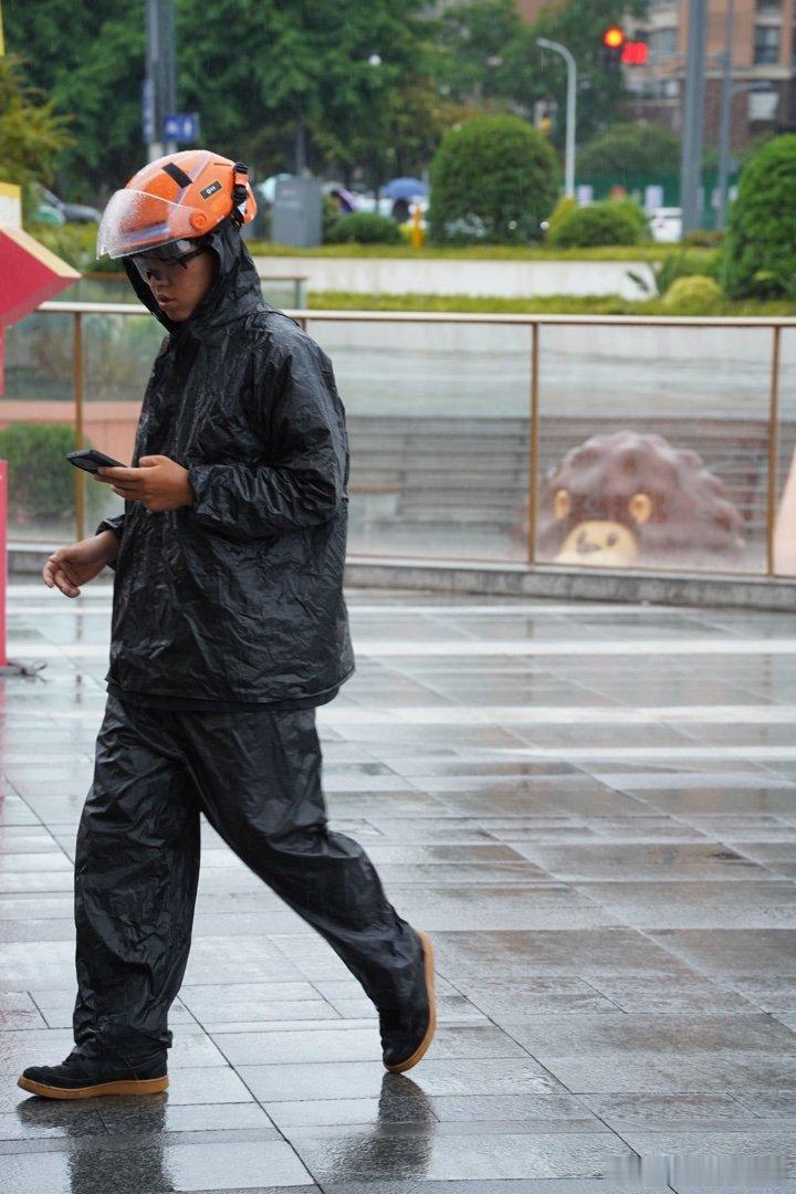 据说这种款式的黑色雨衣看起来很像大号黑色垃圾袋😳😳😳 
