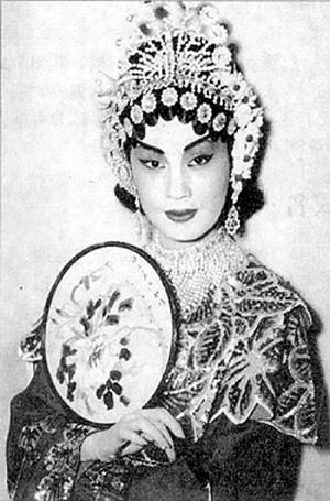 粤剧名家红线女与丈夫、孩子在一起的合影。1944年，红线女嫁给了年长她24岁的马