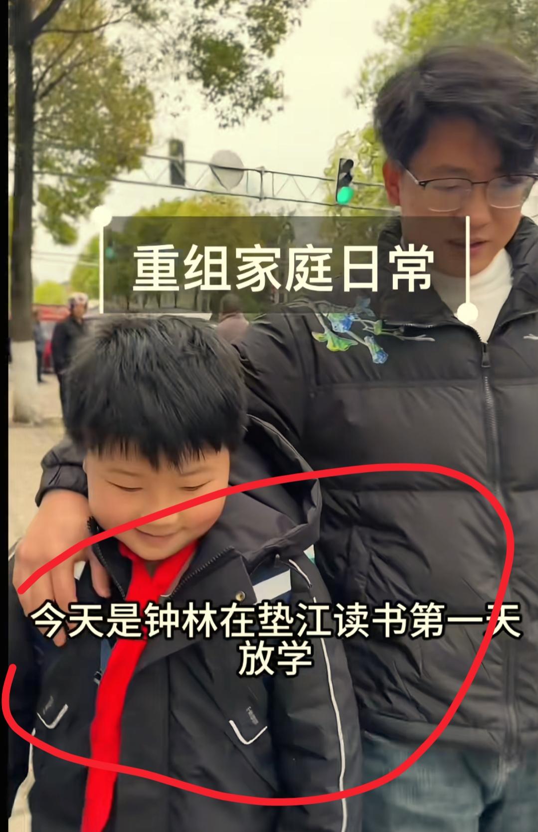 看到渝小丫带钟林上学，我忍了
看到他的现任竟然用手搭着钟林，说学习方面我帮不了你
