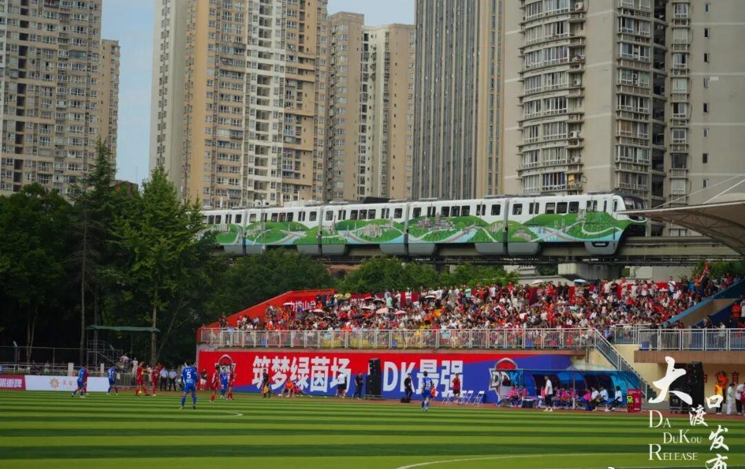 为满足观赛需求，学校田径场原本1208个座位，将在旗杆两侧各增设280个，一共新