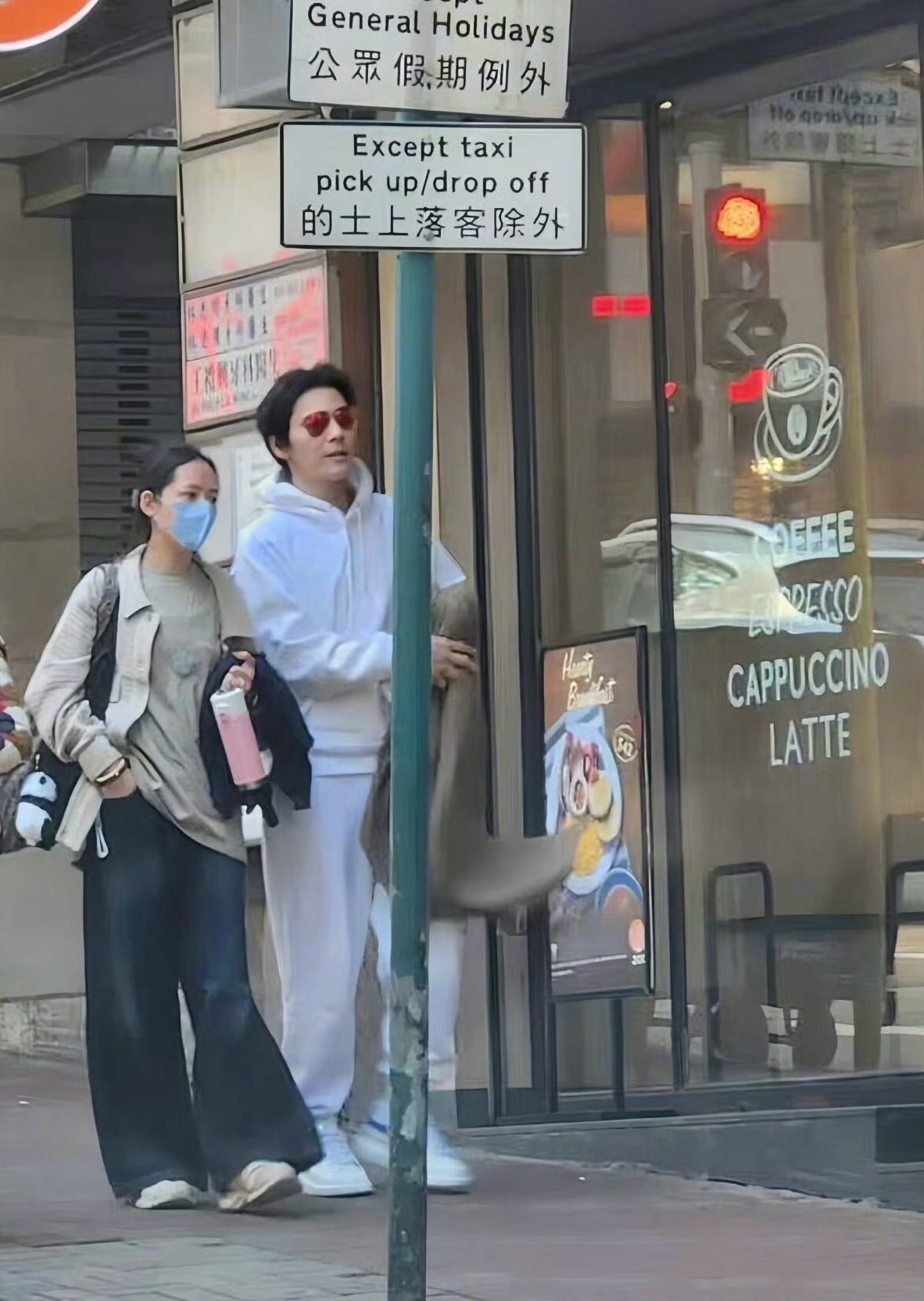 有网友在香港偶遇郭碧婷和向佐，向佐这样看着和他爸向华强真像啊！