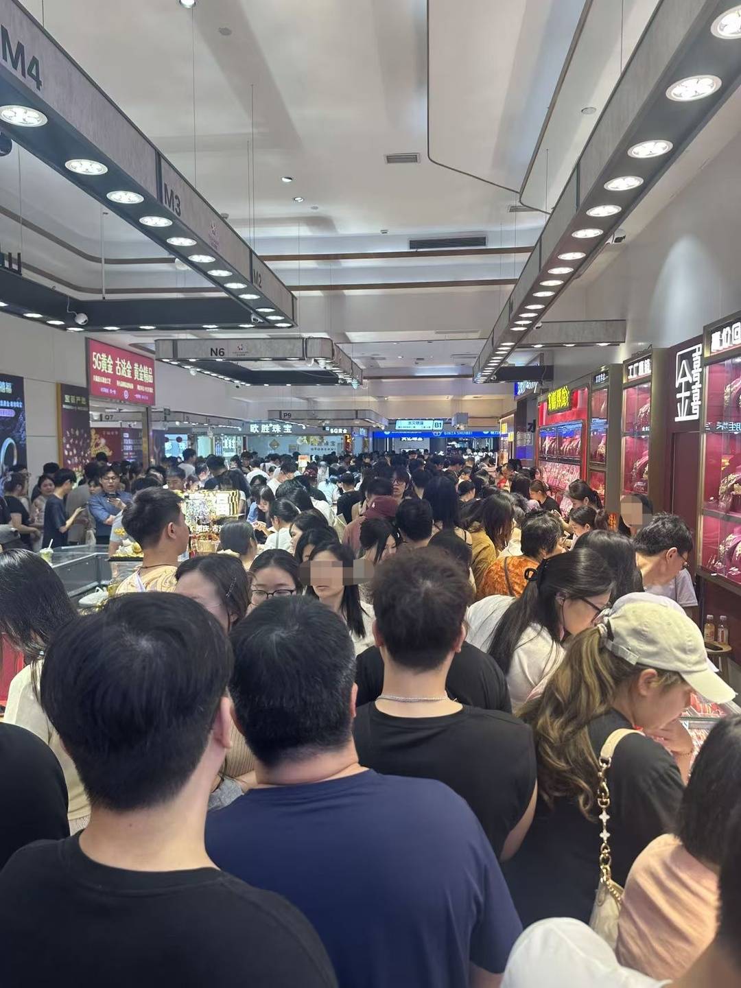 金价创一年来新低 10月份每克跌超70元 业内人士：尚不能判断就此见底