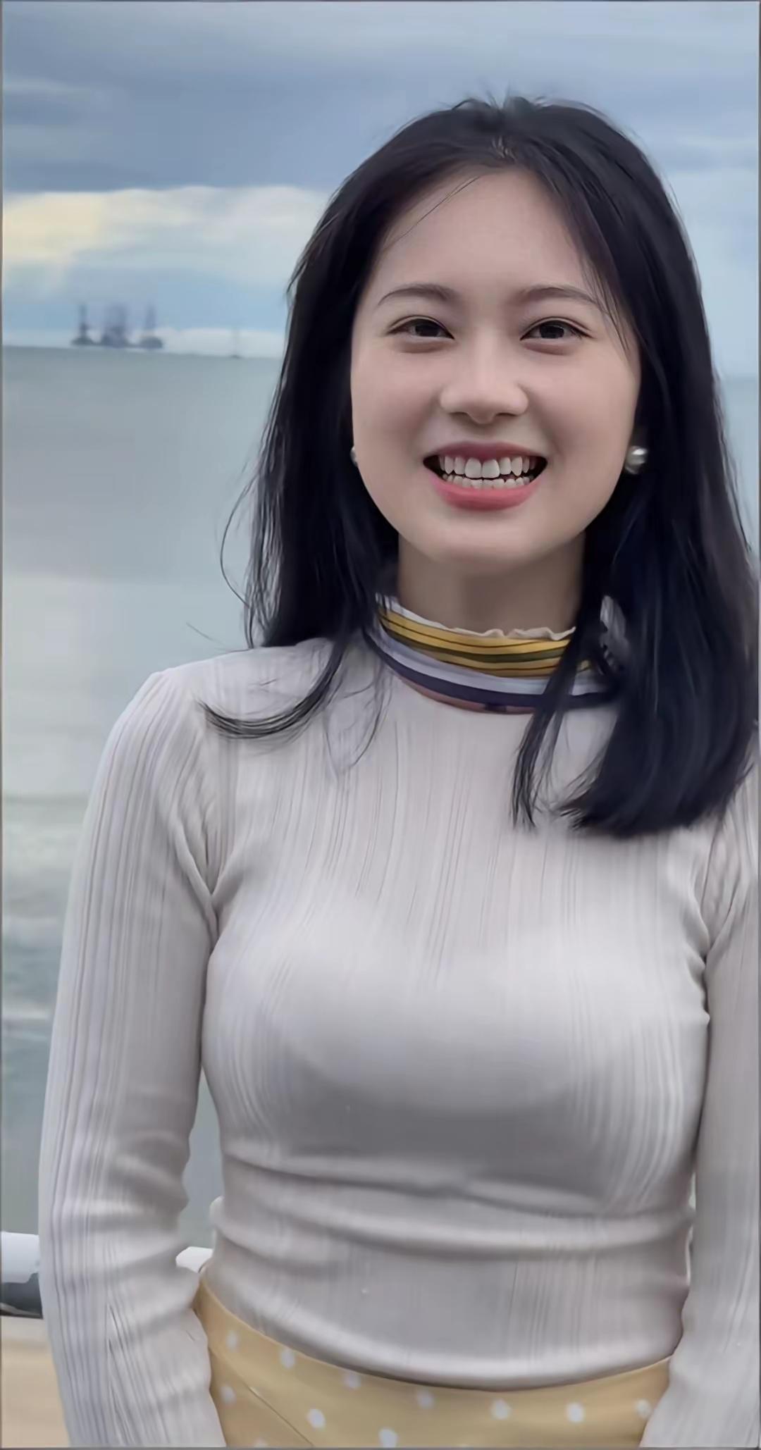 姑娘笑得清甜动人。明灿的笑意漾在脸上，乖巧软萌，看得人不由心生好感。甜笑容治愈心