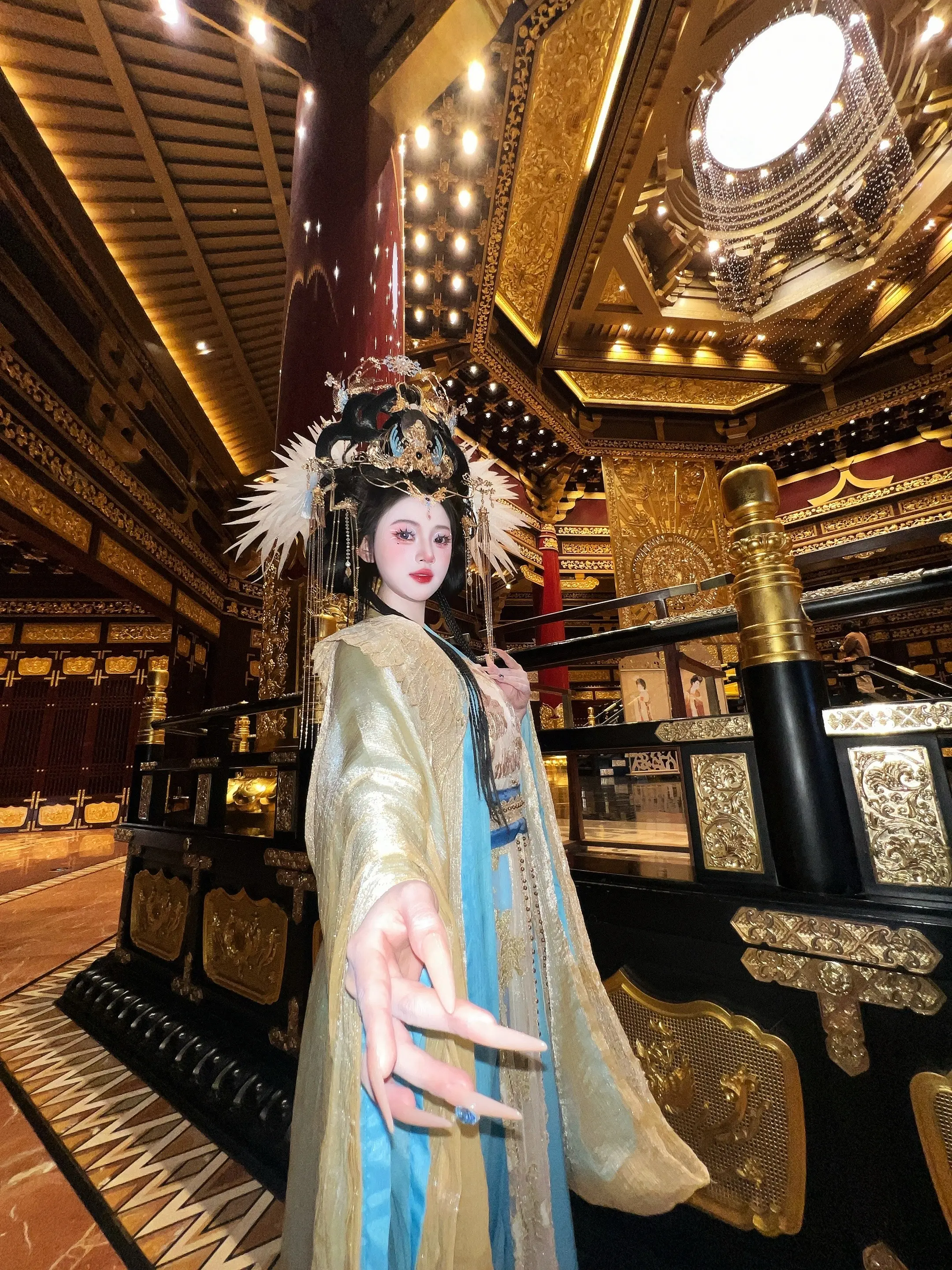 “神女爱世人 也爱一人”