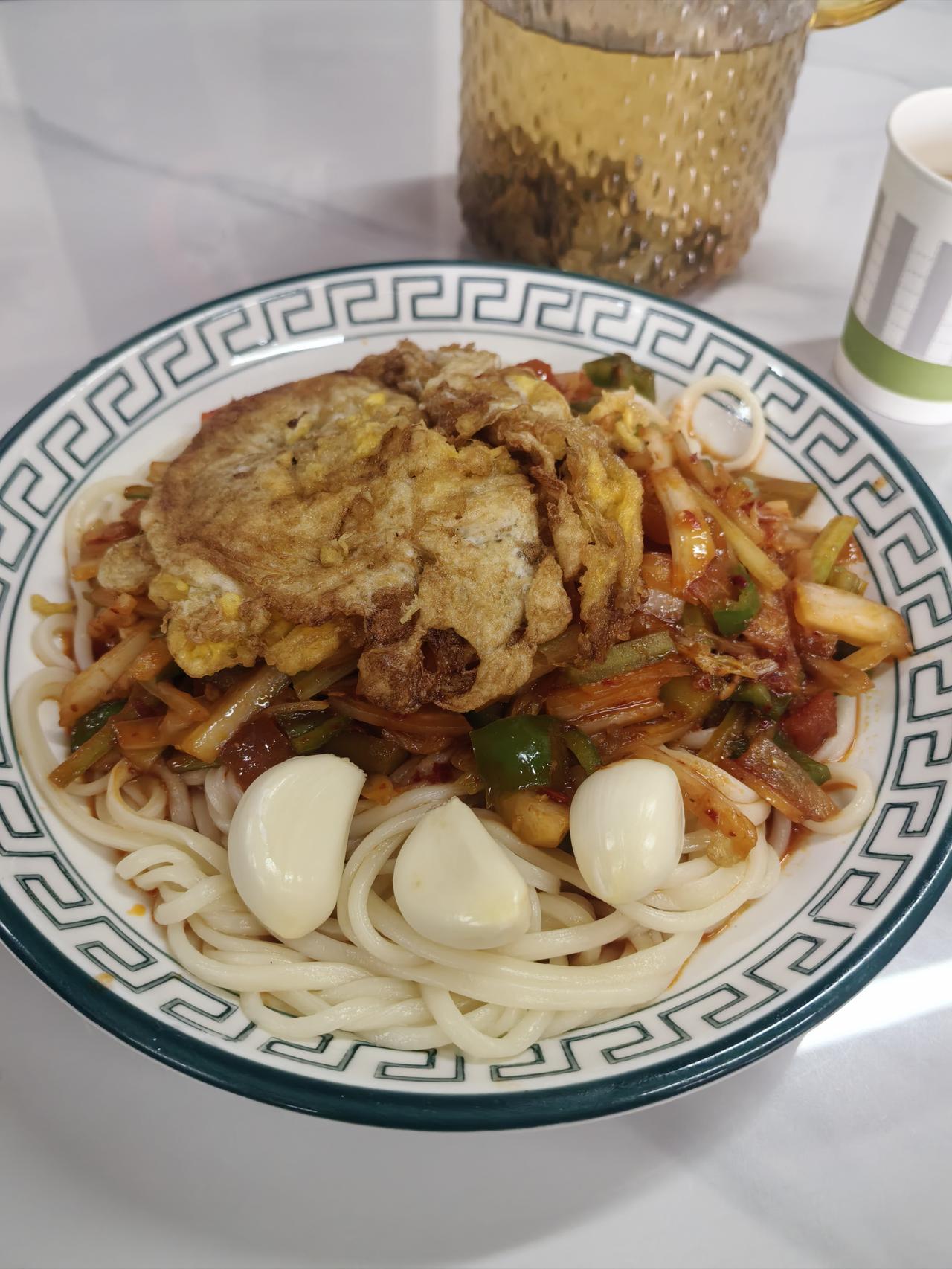 《素食斋》第50天
百吃不厌新疆面，
顺便吃上几瓣蒜。
午餐特色就这样，
大家都