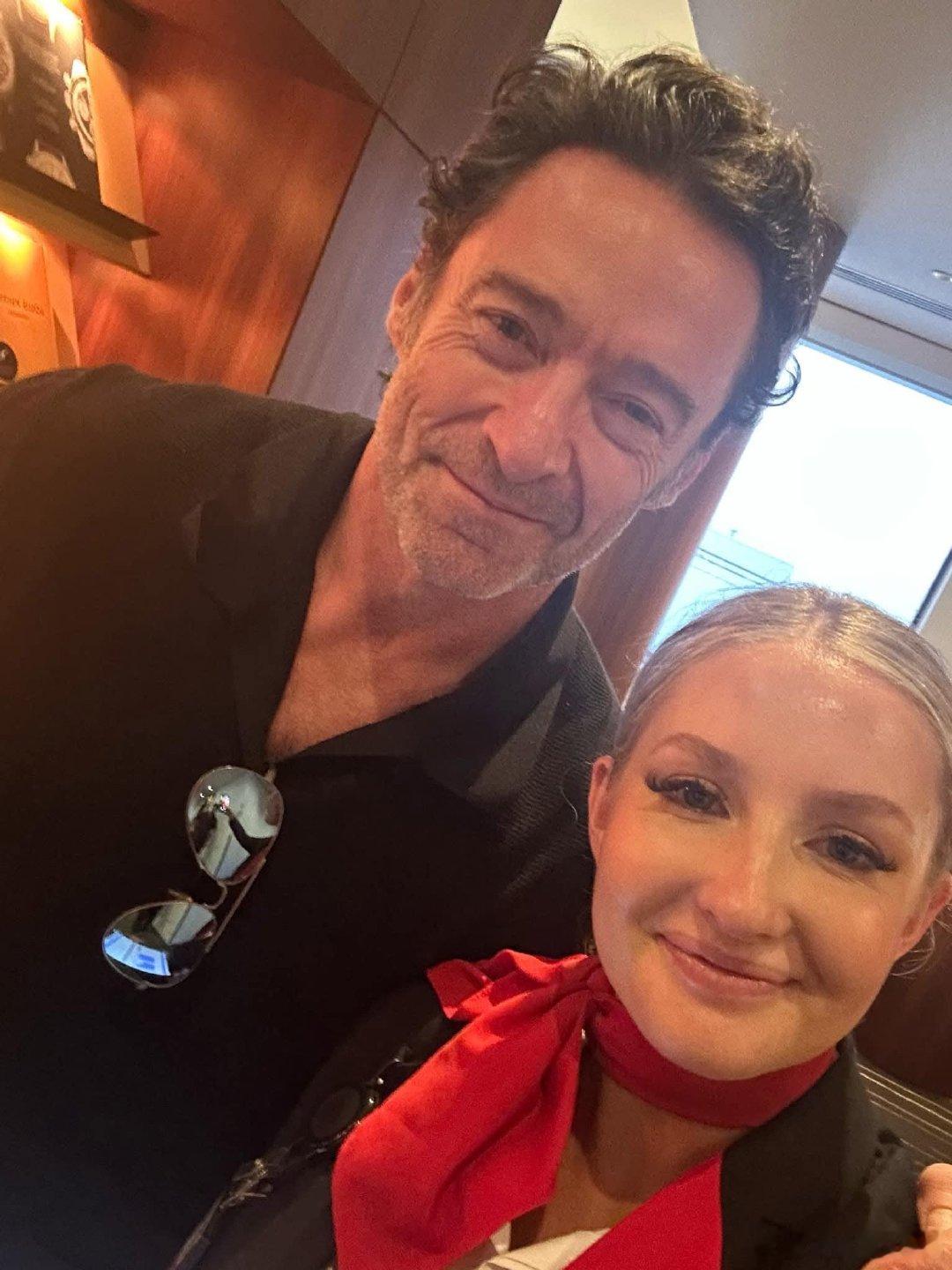 HughJackman[超话]  回澳洲了，和空姐还有烘焙店员工的合影 