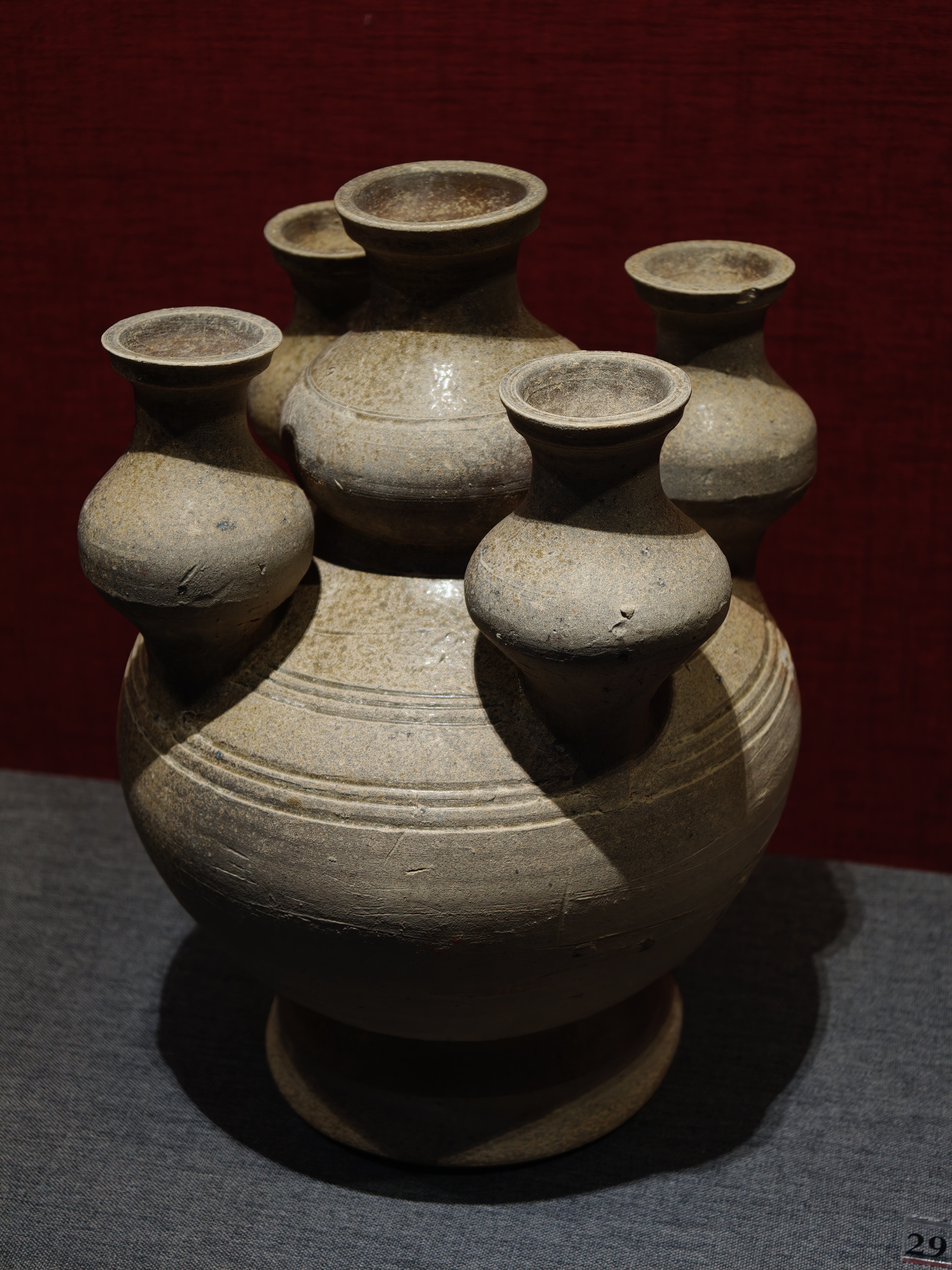 也不知道古人是咋想的，这个罐子上面插一堆小罐子，怎么用呢？总不能是拿来放调料吧。