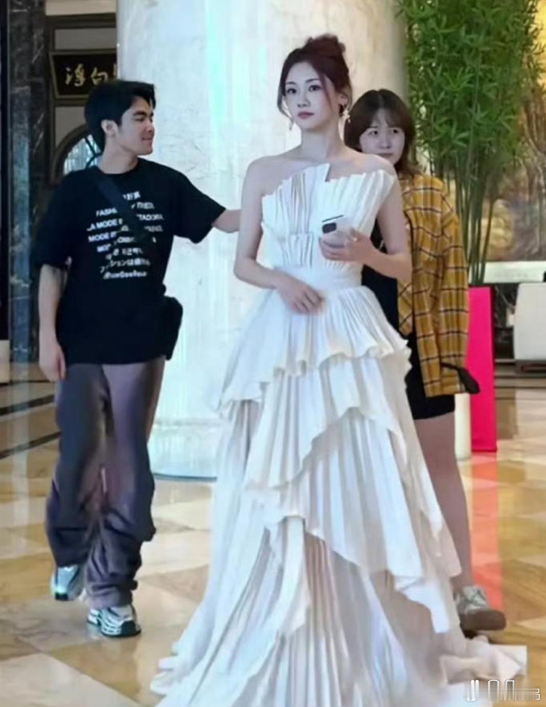 苗苗是我见过唯一一个，生了三个孩子，身上却没有一丝妈味儿的人 ​​​