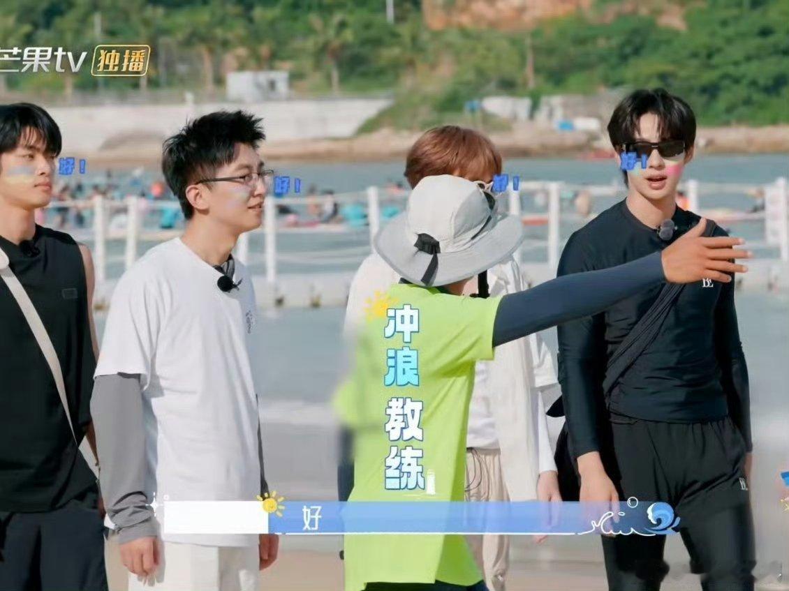 齐思钧这回真乘风破浪了 沙滩上和徐志胜互侃动作像“螳螂”，笑料百出，一入海立马切