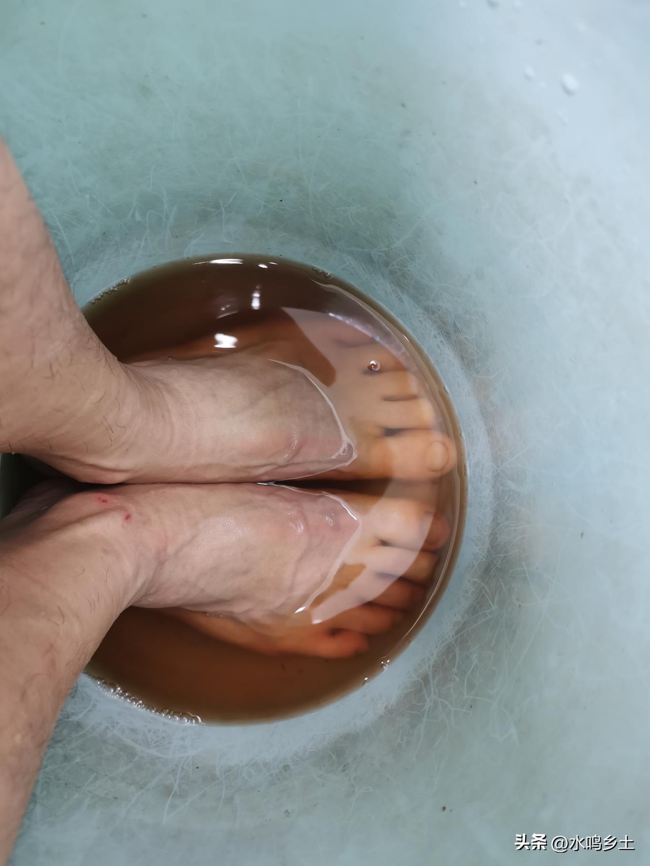 最近上山采药，脚底磨了几个泡，春天雨水比较多，山林潮湿，在鞋子打湿的情况下，走路