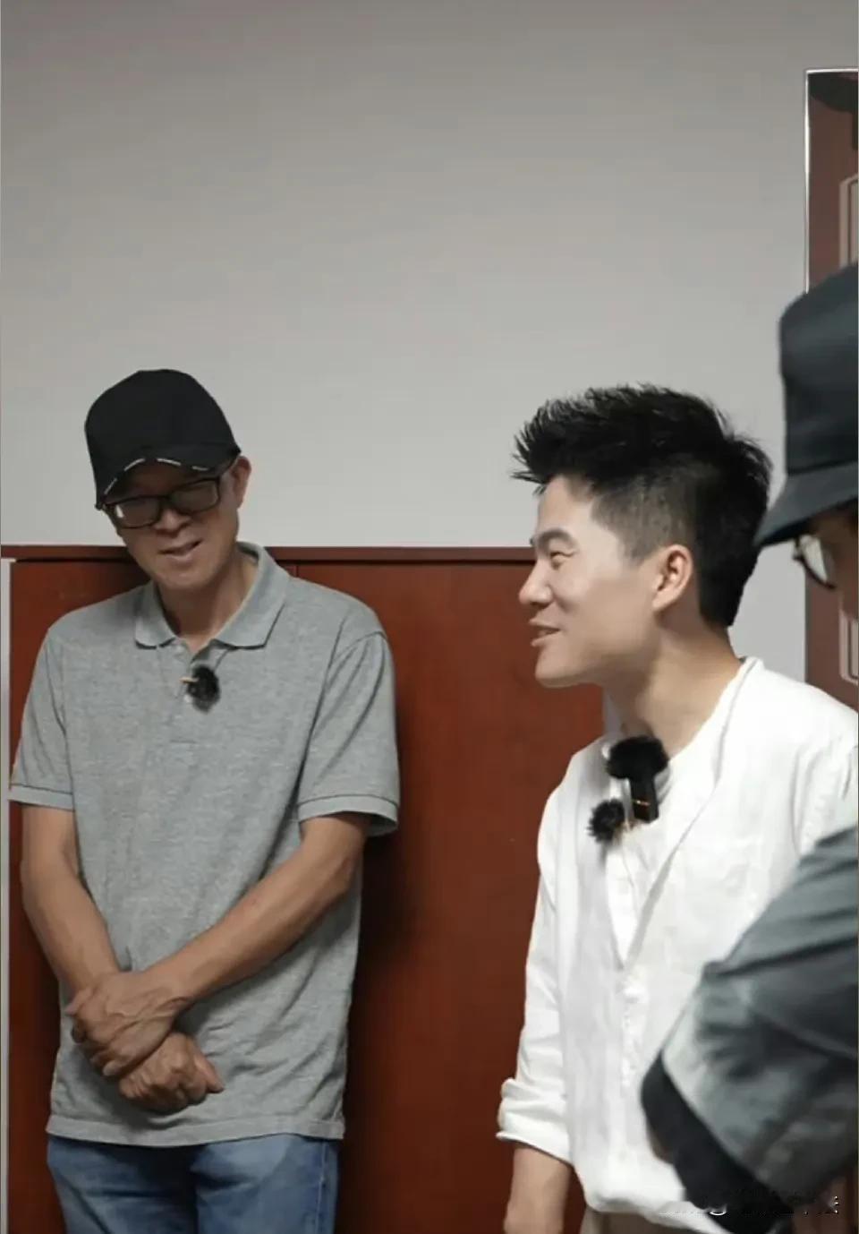 有人说越缺什么就越会关注什么

缺钱的，就会关注王思聪、汪小菲这一类富二代网红
