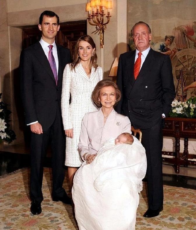 青出于蓝：西班牙20岁大公主脸如满月身材丰腴，美貌气场更甚莱后
别被脸蛋骗了！莱