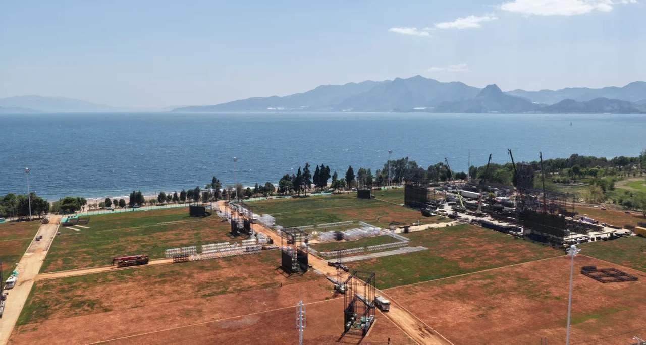 过两个星期后华晨宇的演唱会2.0版纳的就要开唱了，看了一下他的这个场地，如果是那