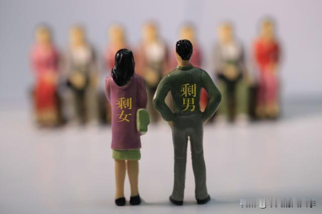 剩男和剩女哪个会惨一点？为什么这些剩男剩女不凑合着过？我看行。

剩男，眼看着身