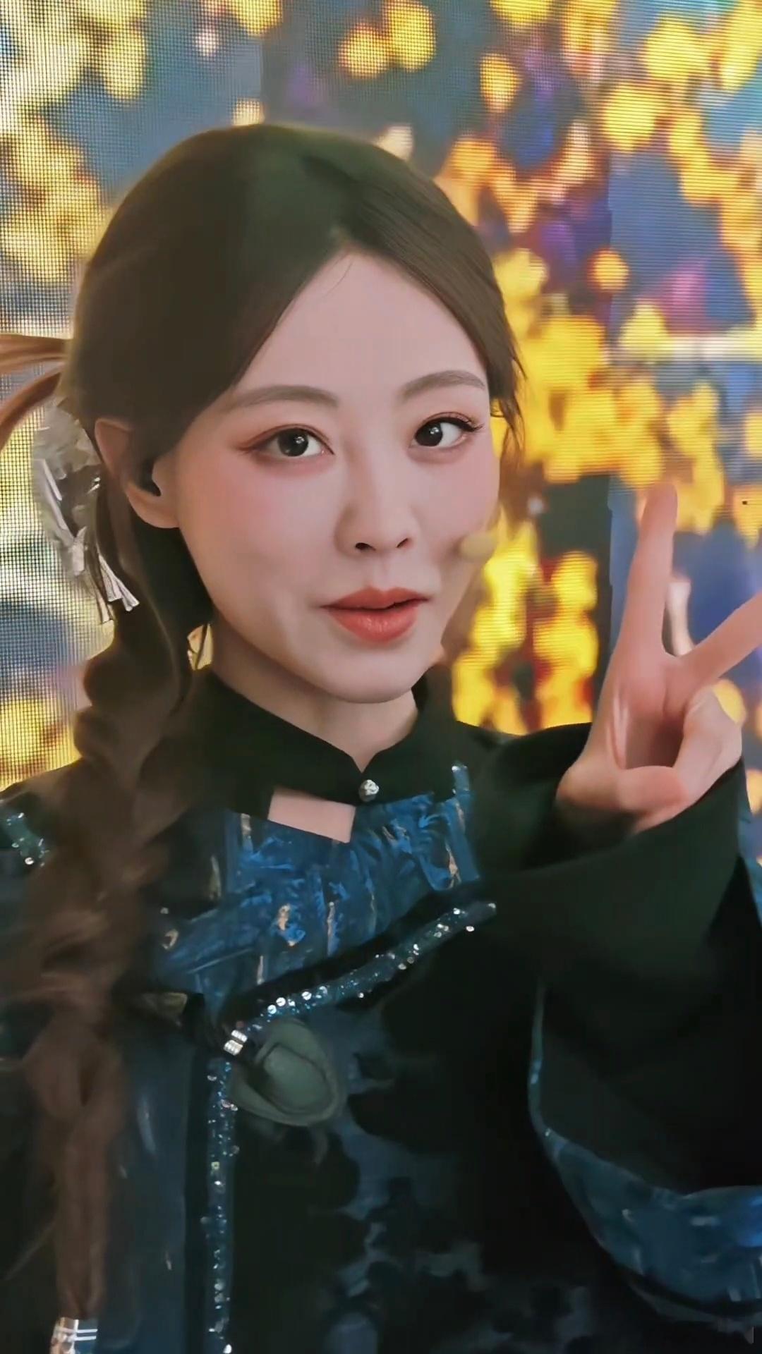 这跟和祝绪丹谈恋爱有什么区别 这跟和祝绪丹谈恋爱没区别！非遗晚会见她上下班挥手报