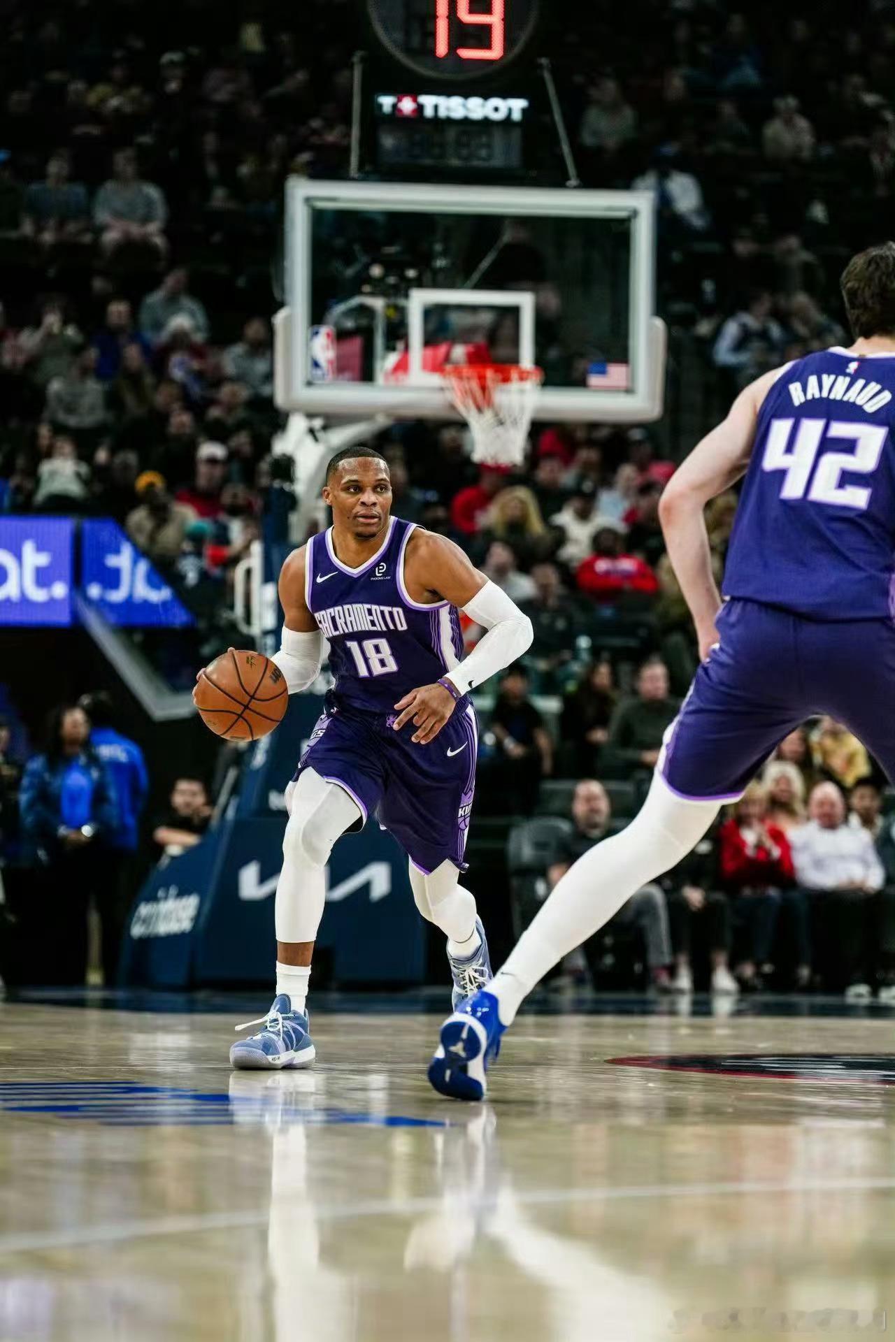 国王主场出战凯尔特人。现在的国王不太行了，虽然威少在场。但是实力依然低下！凯尔特