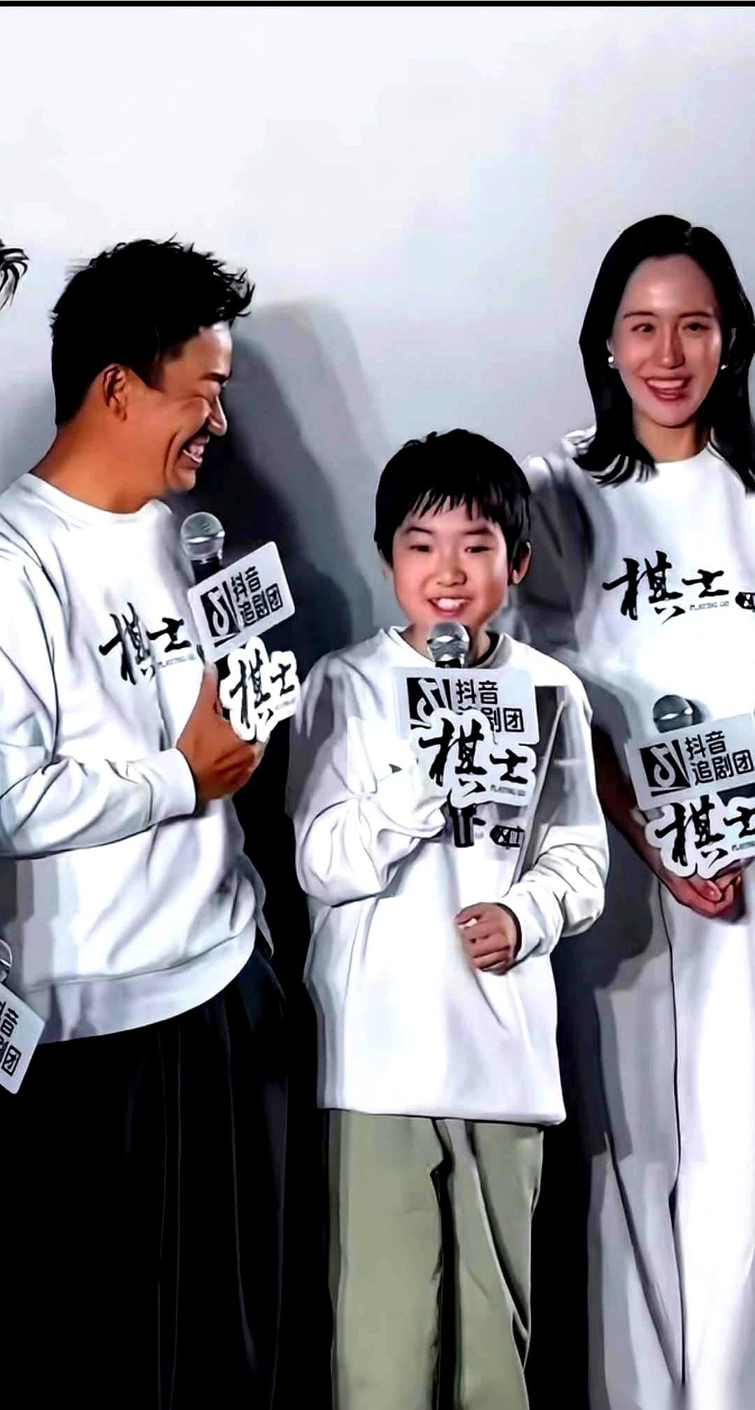 看到王宝强跟他儿子的照片，我愣了半天。
真的，不是客气。
按理说，爹妈当年撕成那