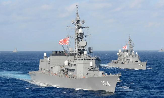 日本军舰穿了台湾海峡，这是在捅中国的命门！中国早就把话撂在桌上了：美国你管不管日