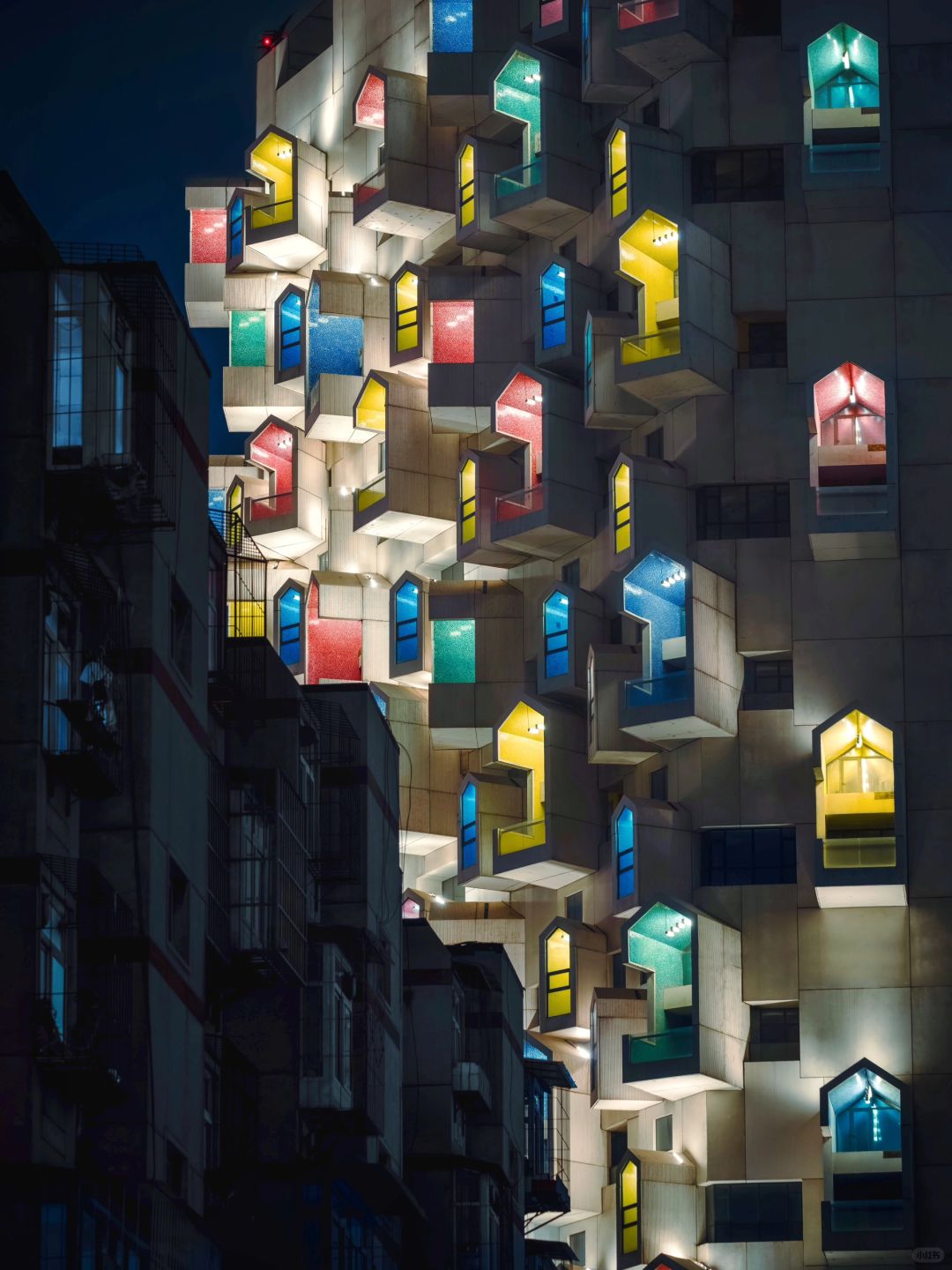 在唐山的老小区里拍到赛博朋克般的梦幻场景