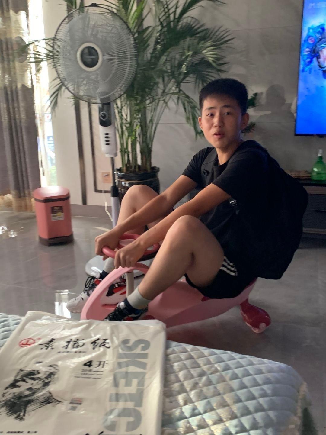 粉丝投稿：各位，请不要在网上谈恋爱前两张照片是我给弟弟拍的，后两张是他的自拍哈哈