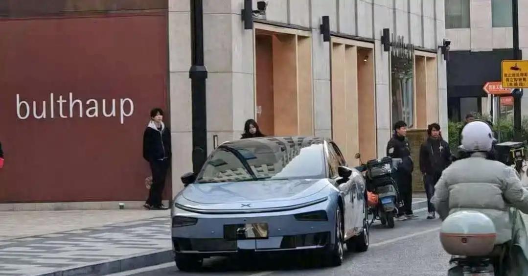 全新小鹏P7+实车亮相，外观大变，配1.5T增程器，纯电续航352km，20万级