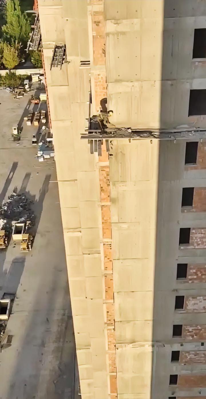 给的再多钱，这活都接不了，太危险了，这么高，看着腿就发软。