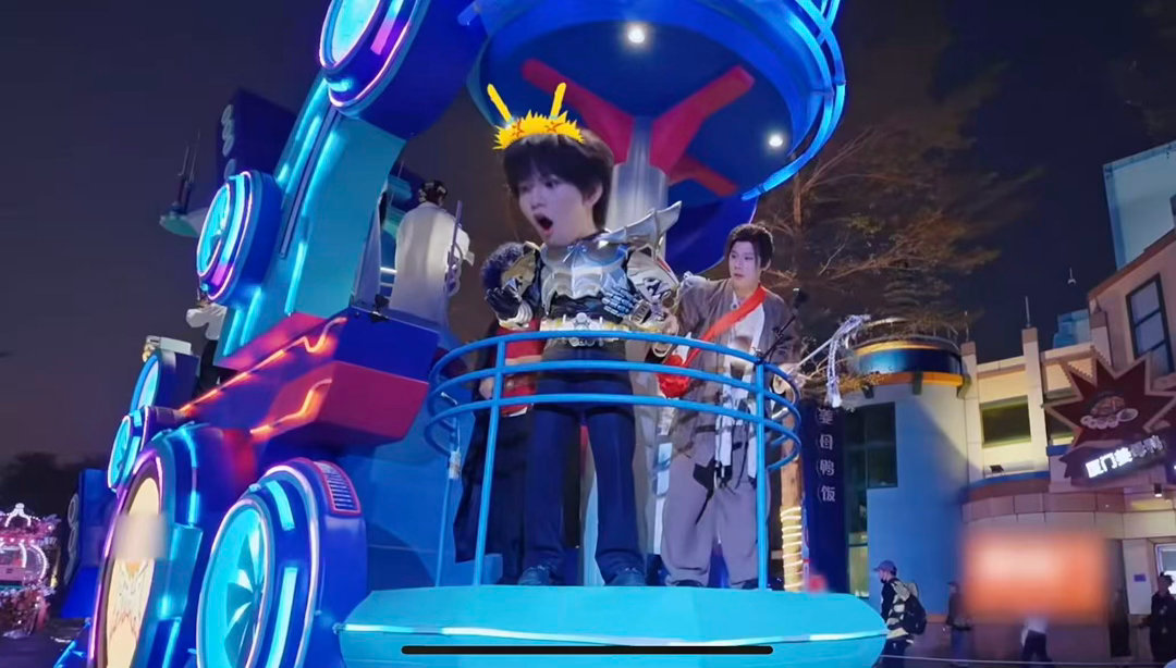 铠甲勇士热播时穆祉丞才两岁周五晚高疯 看到穆祉丞cos帝皇侠，突然意识到铠甲勇士