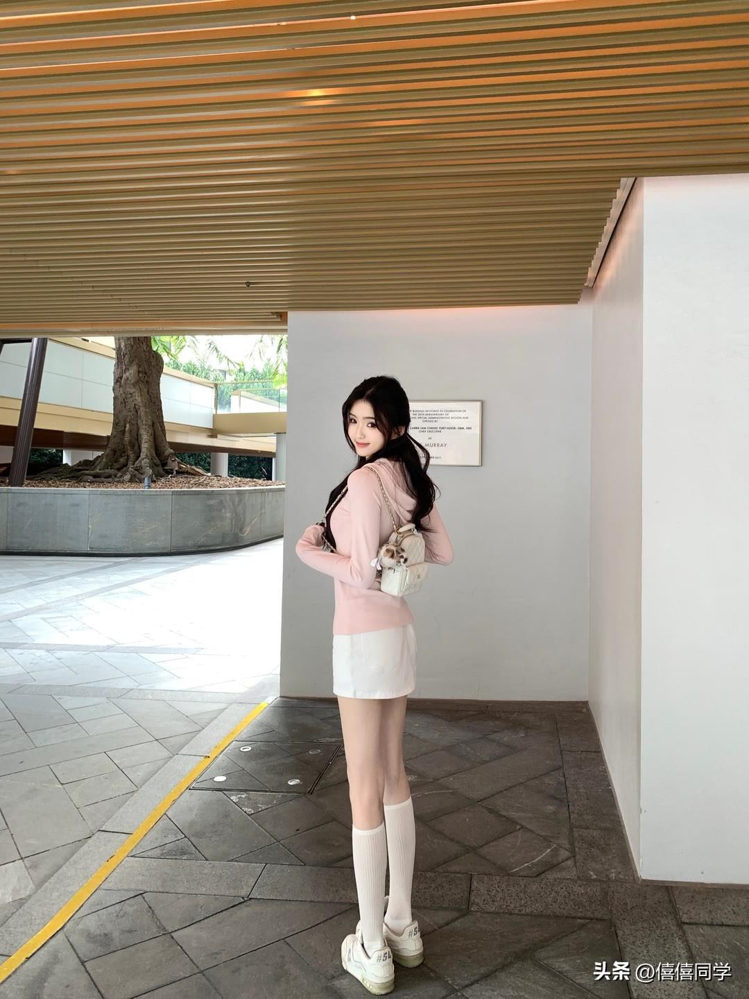 想象一下，画面里有个粉衣少女静静地倚在树旁。粉色本就浪漫，穿在少女身上，更添了几