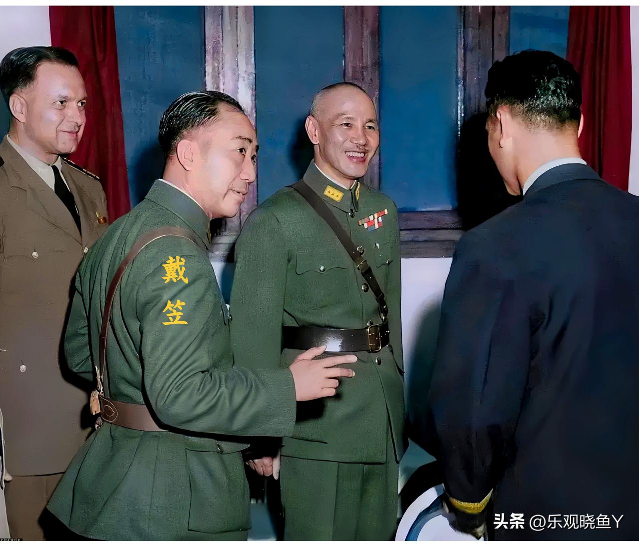 一九四三年，在重庆陪同蒋中正视察中美特种技术合作所的军统副局长戴笠。这可不是演戏