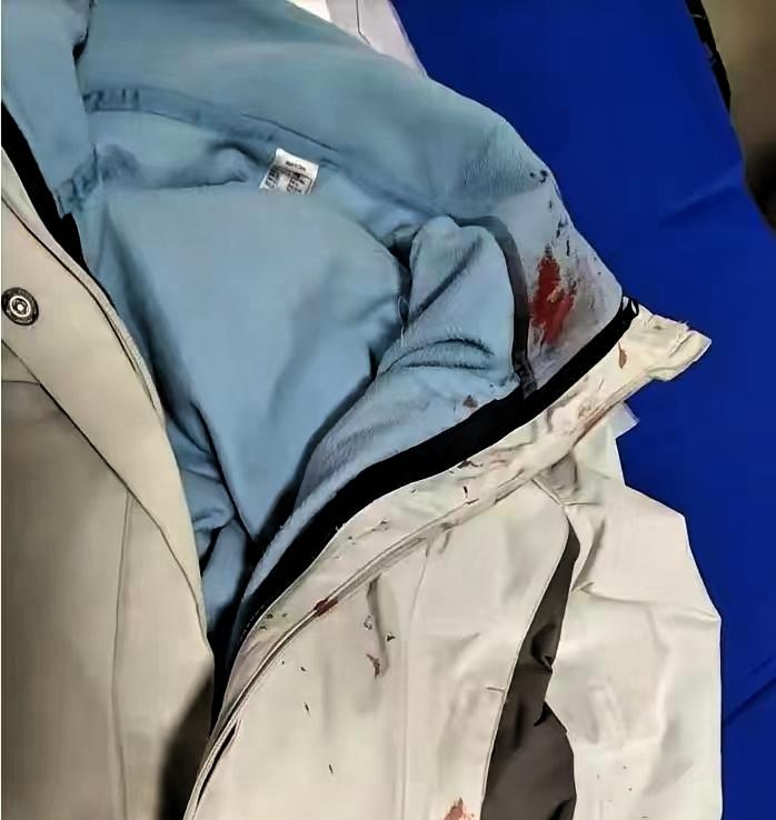 1月3日下午在漯河街头，突然俩男人吵架吵疯了，其中一个从三轮车上抽出一把刀就往对