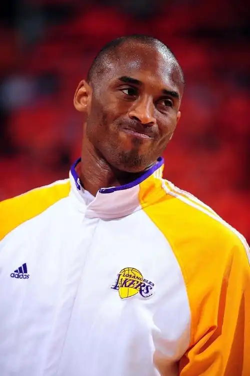 人生，努力向光生长，总有一天，你追寻的光，它会反过来照亮你。生活中，告别的都是过