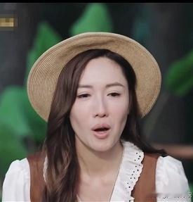 李施嬅面对车崇健的困惑感到沮丧，她坦白自己感到失败，已经沟通了八年却依旧困难重重