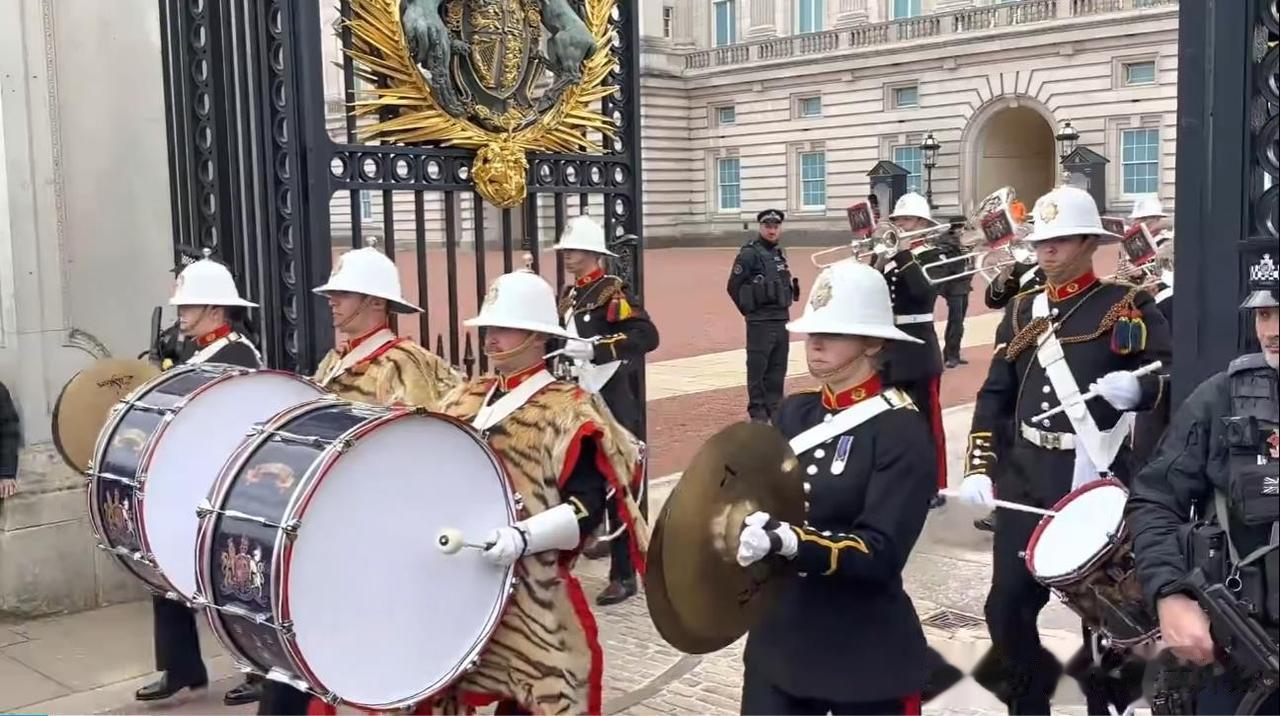 说起来英国国王查尔斯，现在叫查理三世，加冕典礼还没办。
这是彩排的一些画面，之前