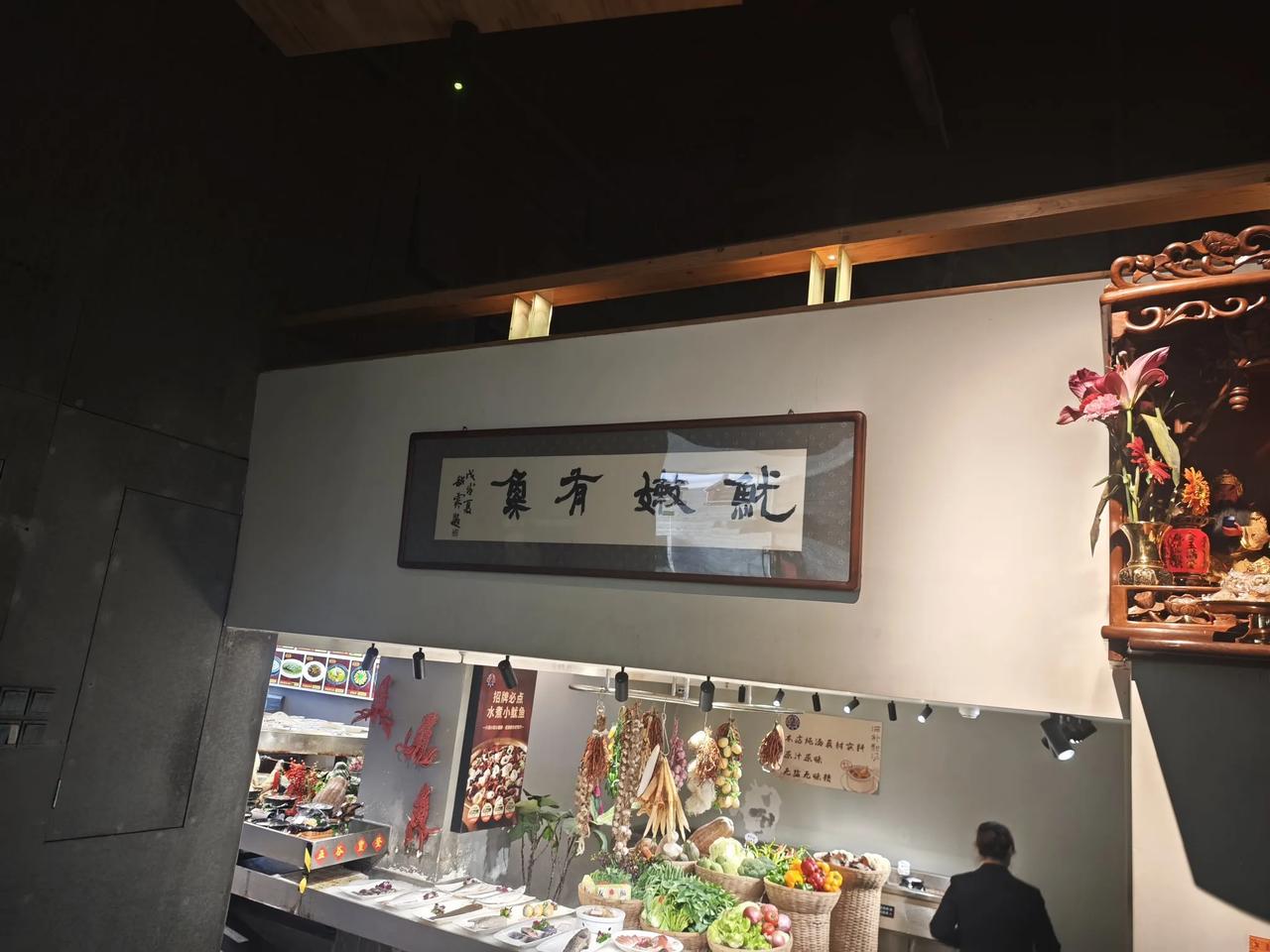 每个中年大叔都有极大的幻觉，
觉得自己还年轻！
其实背后的真相是:
你远远比你在