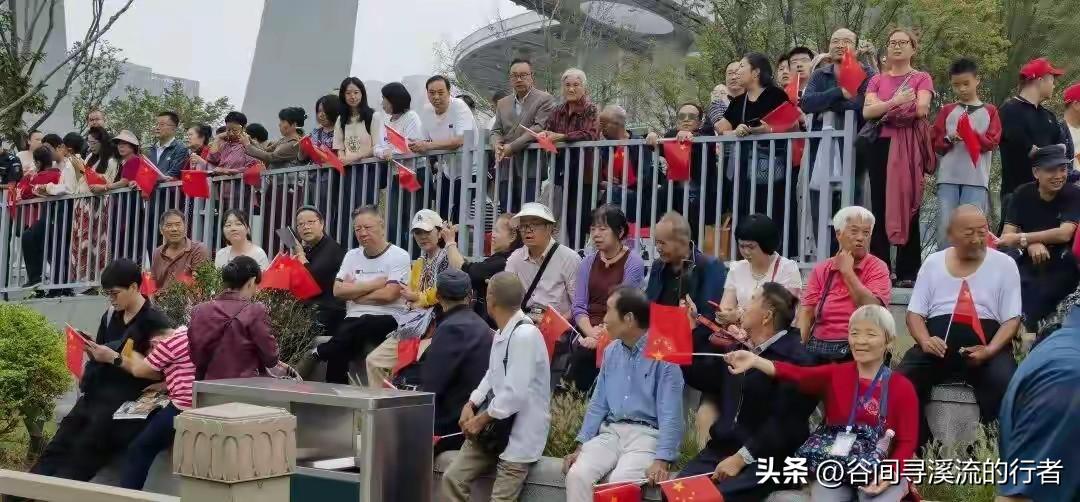 小区两老头反差火了：一个缝补外套助人，一个精致如少年，谁才是生活赢家？

在咱们