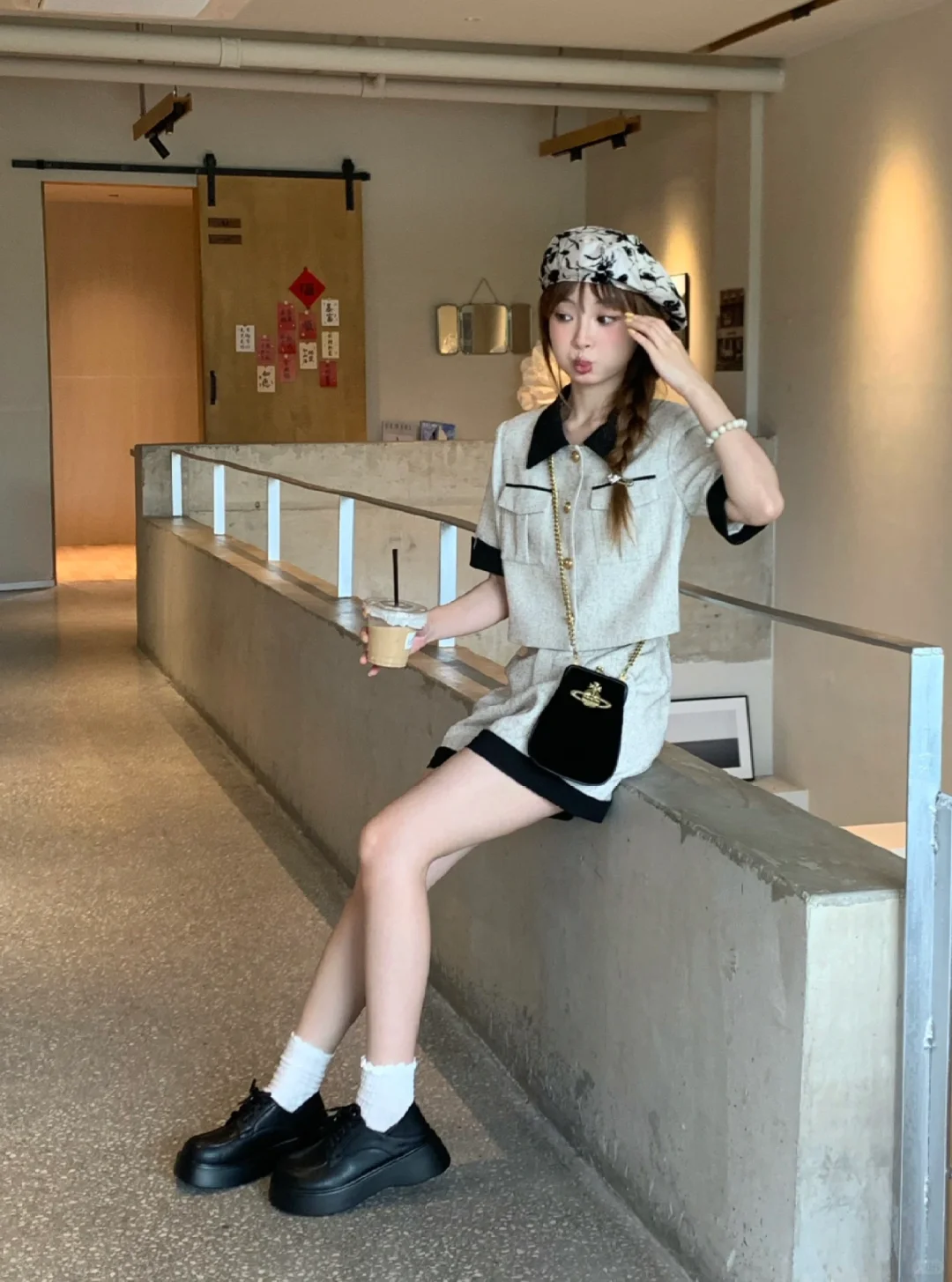 她很会在咖啡店拍照诶୧⍤⃝🥞