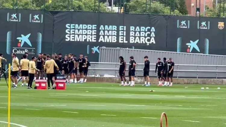 据记者Roger Torelló透露，佩德里和卡萨多今日在健身房单独训练，但他们