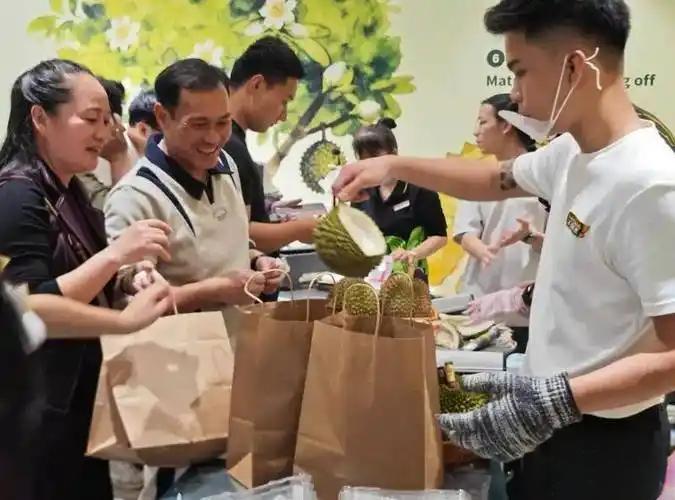 2025年12月18日海南自贸港封关首日，首批马来西亚鲜果榴莲空降海口旺豪超市。