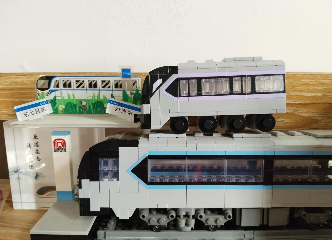 太可爱了六号线好小一只（背景玻璃砖是一号线，立牌是二号线，下面大的是八号线，上面