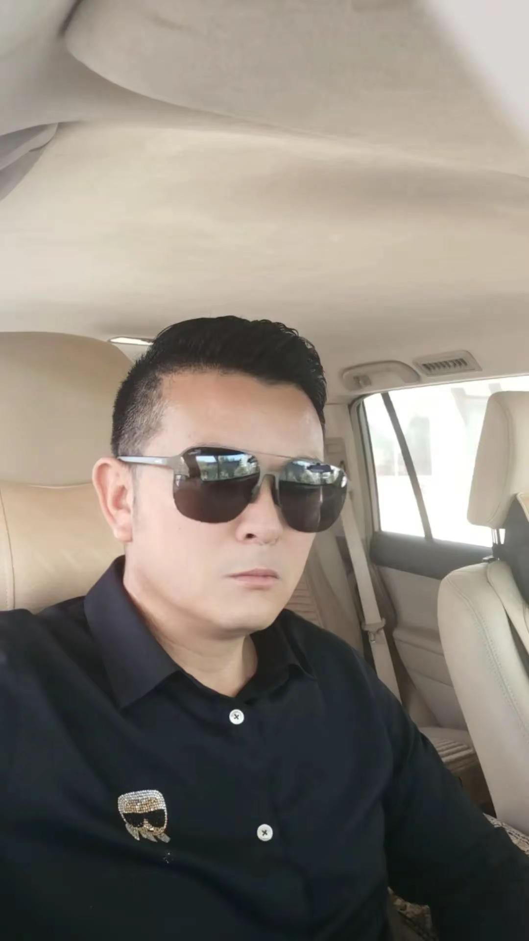 愿你的车轮滚滚向前，财源如流水般涌来。在繁忙的公路上，保持冷静与专注，没人开车自